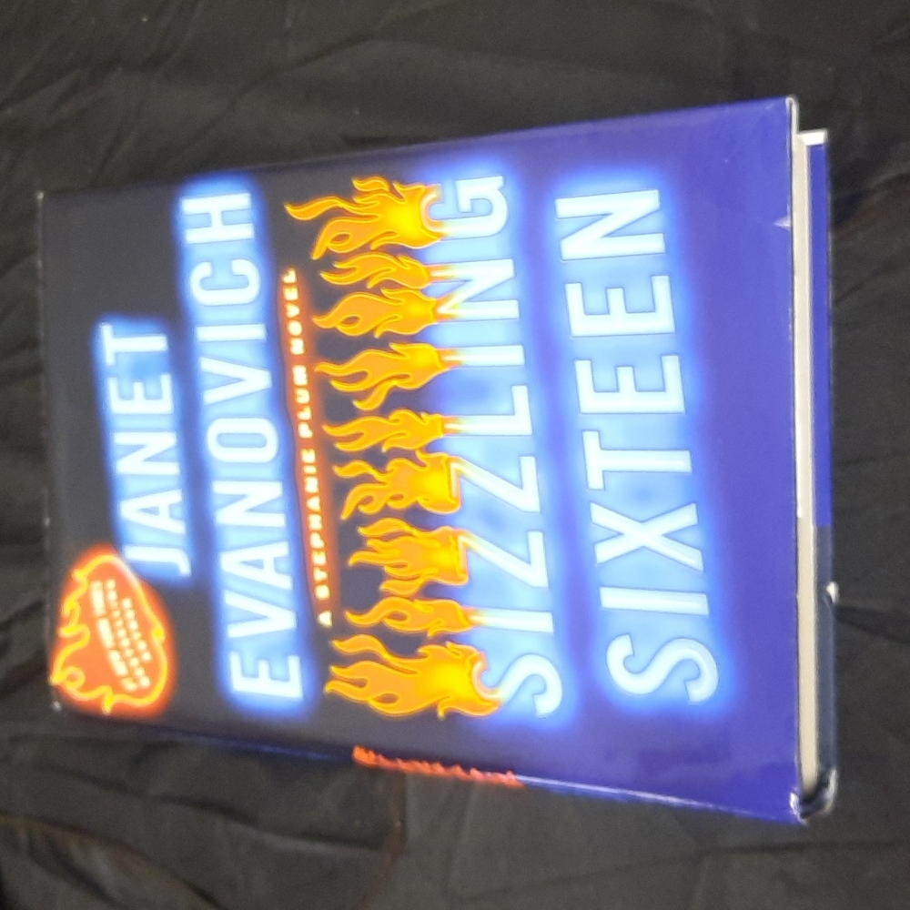 Sizzling sixteen by Janet evanovich New York times best seller